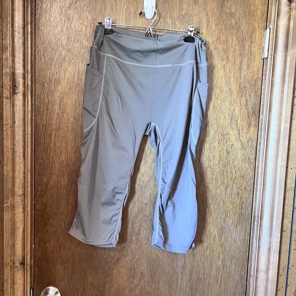 UNBRANDED-Women's Gray Capri Leggings Size 2XL